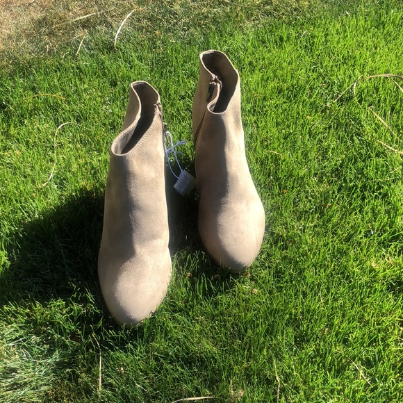 NWT Old Navy faux Suede Beige Ankle Boots! Comfortable AND Stylish! Size 9. - Picture 7 of 8